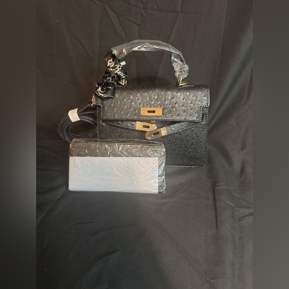 Elegant Black Handbag - Picture 4 of 6